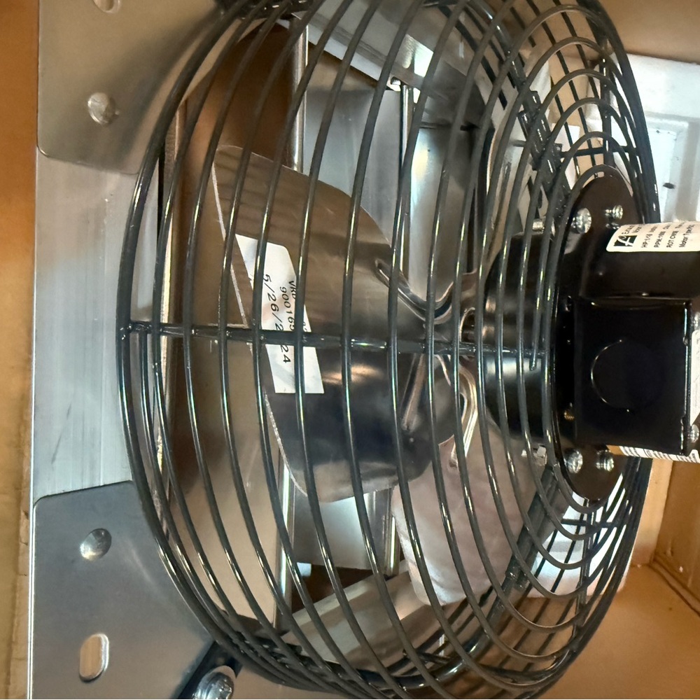 Hessaire Exhaust Fan 900 CFM Gable Mounted Aluminum Shutter 12 in. Propeller